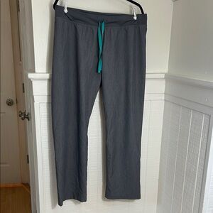 Figs Livingston Basic Gray Scrub Pants Women’s Large Petite, like new